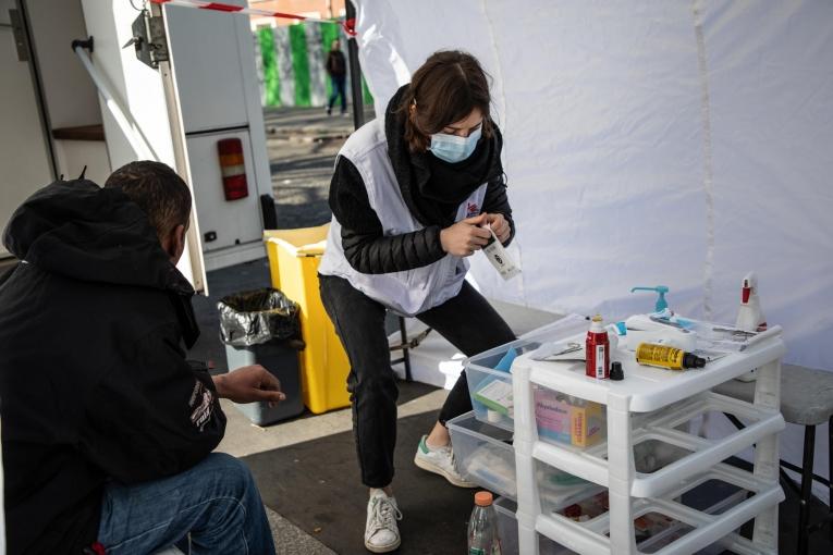 Une infirmière examine un homme dans la clinique mobile de MSF qui dispense des soins de santé primaires à Paris et en banlieue. Porte de la Villette, Paris, le 31 mars 2020.
© AGNES VARRAINE LECA/MSF