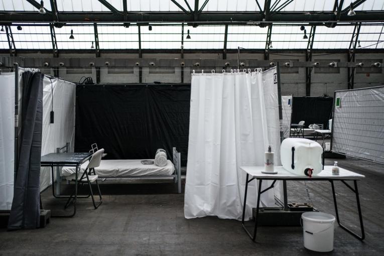 Structure d'hébergement d'une capacité de 50 lits pour les personnes vulnérables à Bruxelles. Jeudi 2 avril 2020.
© Kristof Vadino
