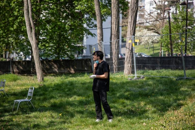 Un résident prend l'air dans le jardin du centre Covid+ de Châtenay-Malabry.
 © Agnes Varraine-Leca/MSF