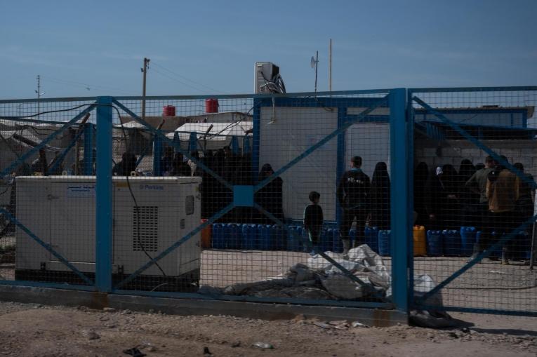 Les gens font la queue pour de l'eau dans le camp d'Al Hol, dans l'est du gouvernorat d'Al Hasakeh, dans le nord-est de la Syrie, le 09 mars 2020.
 © MSF