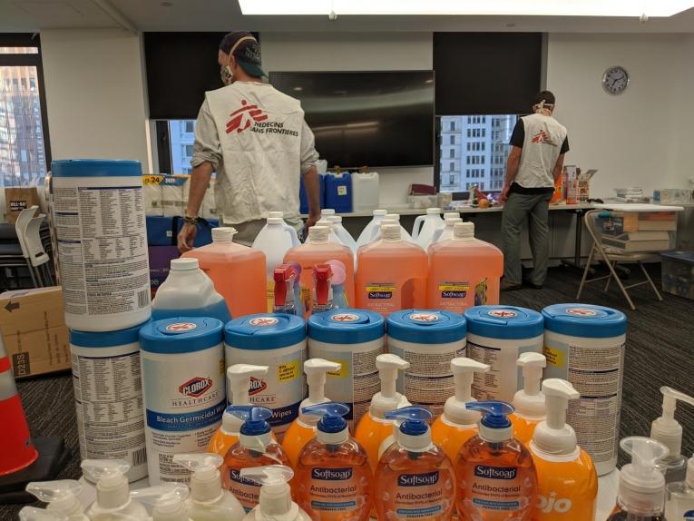 L'équipe du projet Covid-19 de MSF prépare des lots de produits pour le lavage des mains pour les distribuer à des organisations qui aident les sans-abris et les mal-logés à New York.
 © Vito Castelgrande/MSF
