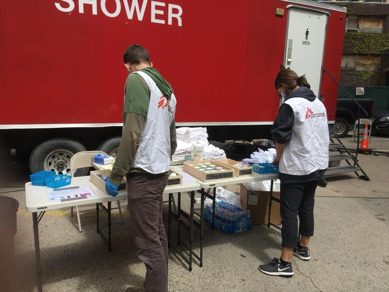 Une équipe MSF prépare des trousses de toilette pour les visiteurs du « camion-douches ».
 © Michelle Mays/MSF
