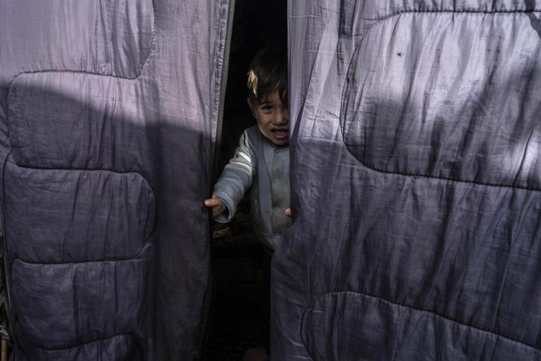 Mohamed, 3 ans, et sa famille vivent dans une tente sans électricité. Parmis les 8 000 personnes du camp, 2 500 d'entre elles sont des enfants.
© Anna Pantelia/MSF