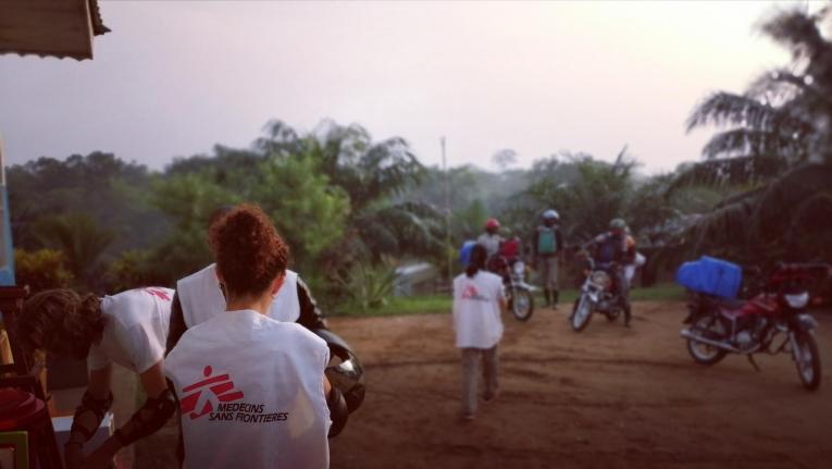 L'équipe médicale MSF s'apprête à se rendre au poste de santé de Bolemba.
© MSF/