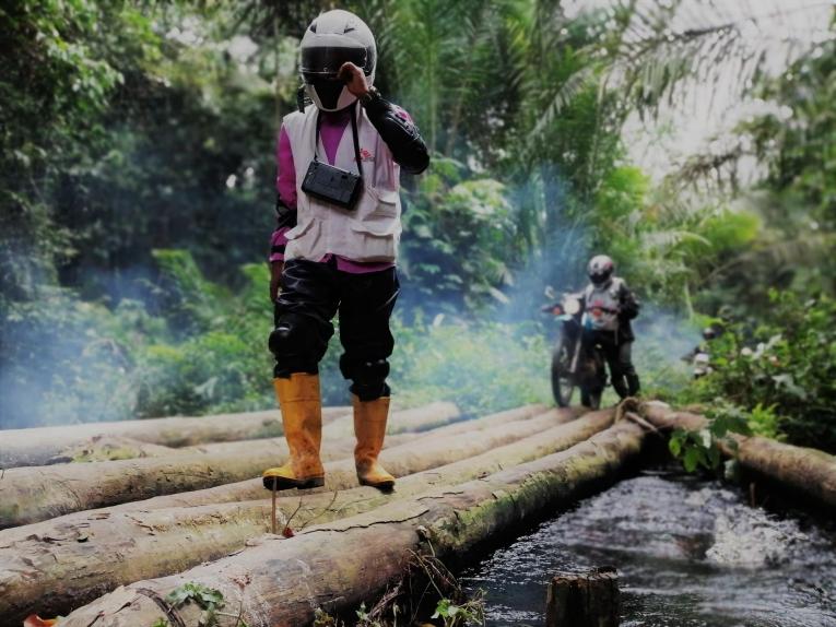 Une équipe MSF en route vers le poste de santé de Bokongo pour la prise en charge des cas de rougeole.
 © MSF/