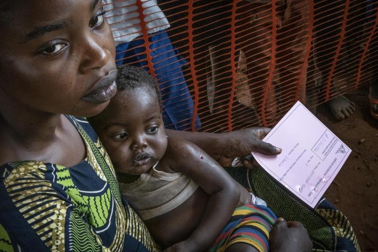 Une maman vient de faire vacciner sa petite fille contre la rougeole, dans le cadre de la campagne de vaccination organisée par MSF dans la zone de santé de Boso Manzi, province de la Mongala. Malgré la vaccination contre la rougeole mise sur pied dans cette zone par les autorités congolaises en décembre, un grand nombre de cas ont encore été enregistrés par la suite. MSF a donc envoyé une équipe en février pour mener une nouvelle campagne de vaccination et appuyer la prise en charge des patients dans les structures de santé.
 © MSF/Caroline Thirion