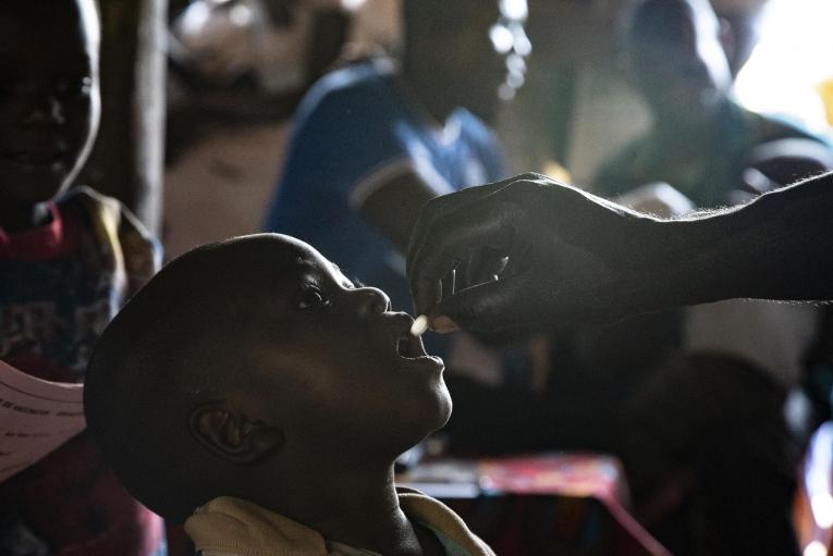 En plus du vaccin contre la rougeole, les enfants reçoivent de la vitamine A et du Mebendazol, en guise de déparasitage. Malgré la vaccination mise sur pied dans cette zone par les autorités congolaises en décembre, un grand nombre de cas de rougeole ont encore été enregistrés et MSF a donc envoyé une équipe d’urgence en février dans la zone de santé de Boso Manzi.
 © MSF/Caroline Thirion