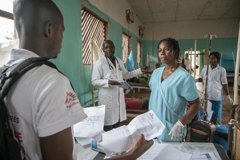 La zone de santé de Boso Manzi, dans la province de Mongala, a été durement touchée par l’épidémie de rougeole en RDC. En février 2020, les équipes d’urgence de MSF y ont lancé une vaste intervention de vaccination et de prise en charge. Les cas graves, repérés dans les aires de santé locales, sont référés à l'hôpital général de référence de Boso Manzi, où MSF appuie la prise en charge du personnel de santé local.
 © MSF/Caroline Thirion