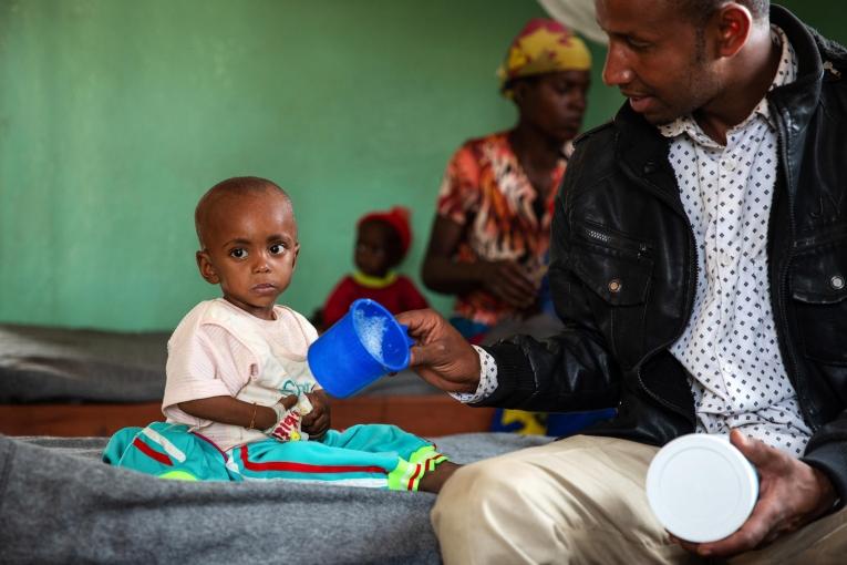 Soulaimani et son fils Hammadou, pris en charge par les équipe MSF. République centrafricaine. 2020.
 © James Oatway