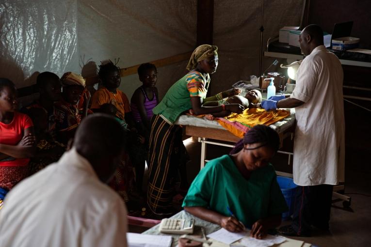 Salle de traitement de la rougeole de l'hôpital de Bossangoa. République centrafricaine. 2020.&nbsp;

&nbsp;
 © James Oatway