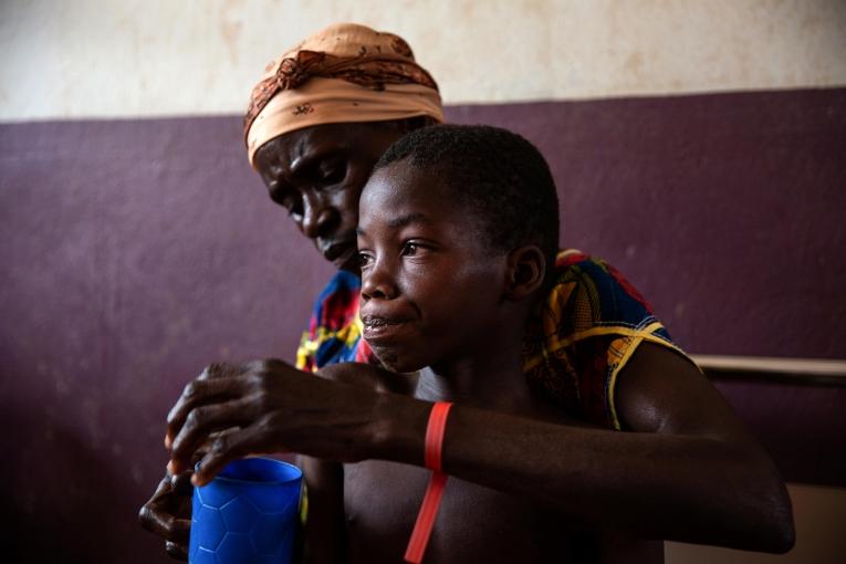 Maxime et Yvonne, dans la salle de traitement de la rougeole. République centrafricaine. 2020.
 © James Oatway