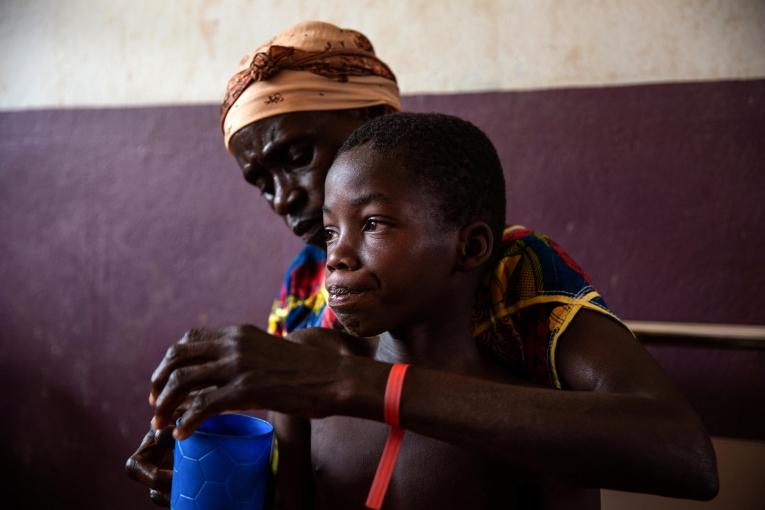 Maxime et Yvonne, dans la salle de traitement de la rougeole. République centrafricaine. 2020.
 © James Oatway