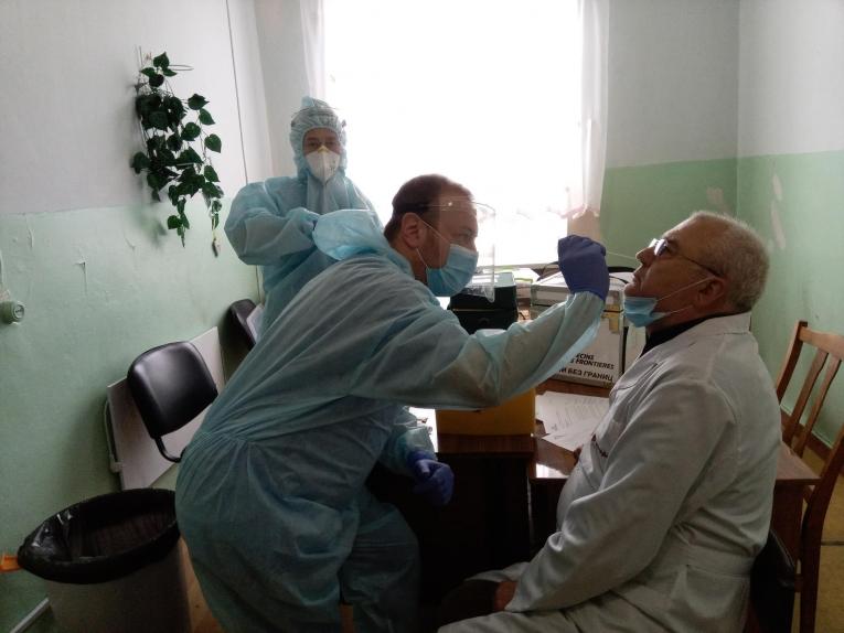 L'équipe mobile de MSF prélève des échantillons sur les membres du personnel soignant de l'hôpital de Krasnohorivka, dans l'est de l'Ukraine, pour savoir s'ils ont contracté le coronavirus.
 © Katerina Stepanina/MSF