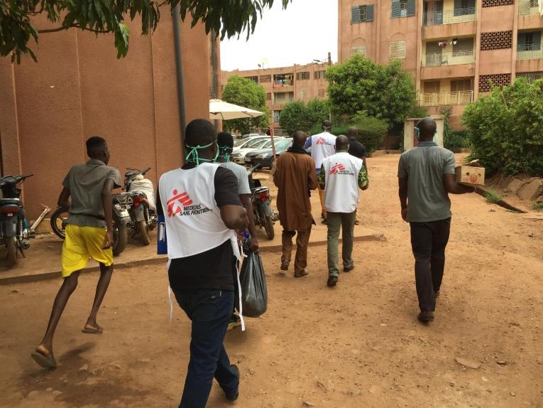 L’équipe MSF accompagnée de représentants de la société civile parcourt certains quartiers de Bamako pour distribuer des masques lavables et du savon à la population pour se protéger contre le coronavirus.
 © Lamine Keita/MSF