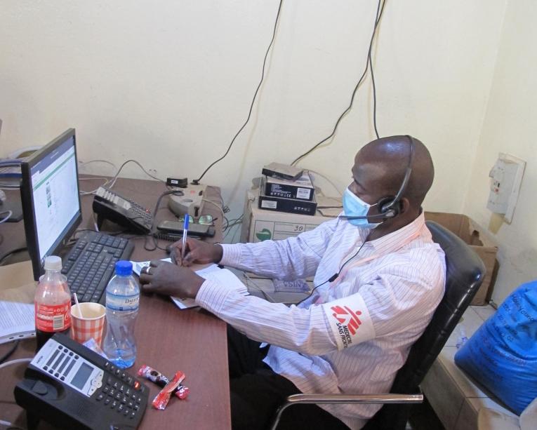 MSF soutient les équipes du ministère de la Santé Publique dans le&nbsp;centre d'appel du SAMU. Niamey. 2020.&nbsp;
 © Nathalie San Gil/MSF