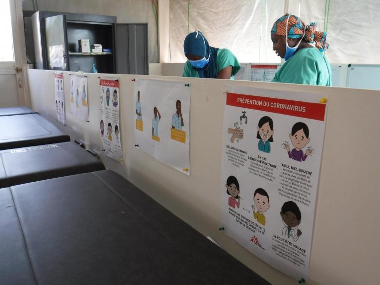 Le centre de traitement du coronavirus construit par MSF se situe dans l’enceinte de l’hôpital National Amirou Boubacar Diallo, aussi appelé Lamordé. Plus d'une centaine de personnes ont été recrutées et formées à la prise en charge des patients atteints de coronavirus. Niger. 2020.
© Nathalie San Gil/MSF