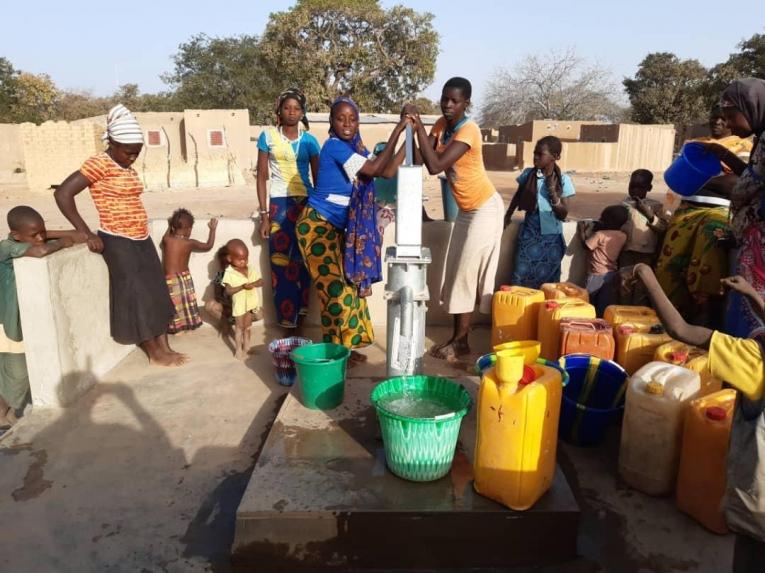 L'accès à l'eau potable est une des principales préoccupations des déplacés et des communautés hôtes de Fada. Burkina Faso. 2020.

&nbsp;

 © MSF