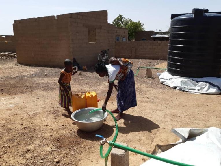 Des habitants de Fada se fournissent en eau. Burkina Faso. 2020.&nbsp;


&nbsp;

 © MSF