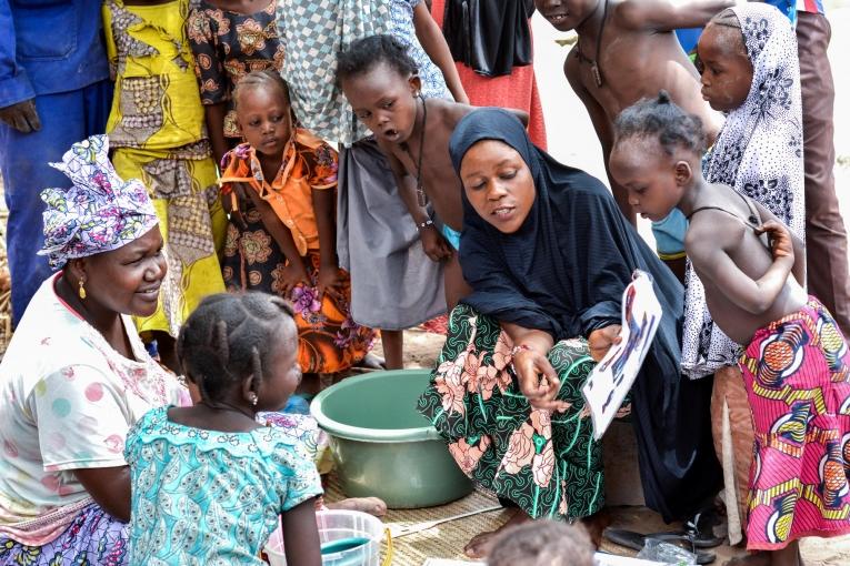 Une séance de sensibilisation des équipes MSF auprès des communautés de la zone de santé de Magaria au Niger.
© MSF/Elise Mertens