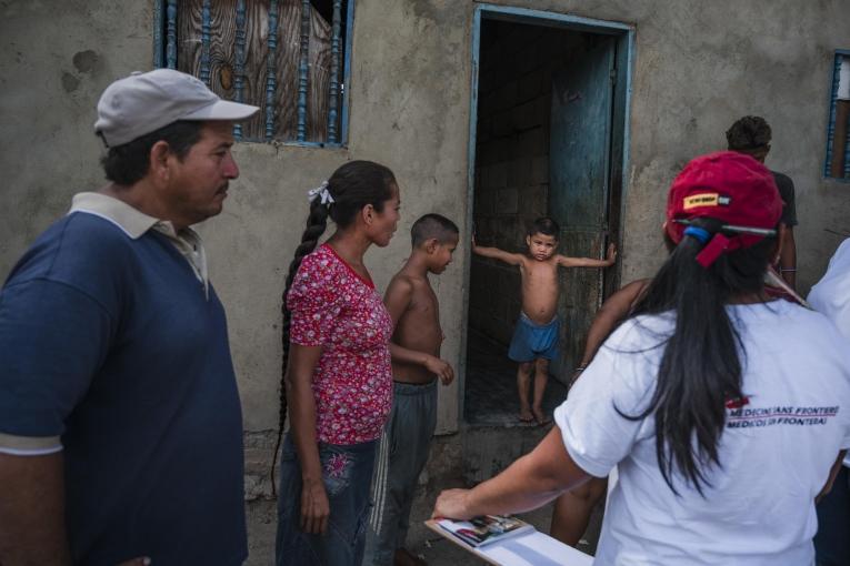 L'équipe de promotion de la santé de MSF se déplace dans les communautés pour faciliter l'accès aux soins de la population.
 © Adriana Loureiro Fernandez/MSF