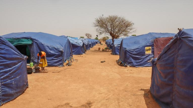 Camp de déplacés à Pissila dans la région Centre-Nord. Les conditions d'hygiène sont insuffisantes et les biens des personnes déplacées sont exposés aux intempéries. Burkina Faso. 2020.
 © Noelie Sawadogo/MSF