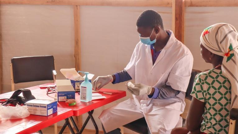 Un membre des équipes MSF en consultation avec une patiente dans la salle de triage du centre de santé de Bourzanga. Burkina Faso. 2020.&nbsp;

&nbsp;
 © Noelie Sawadogo/MSF