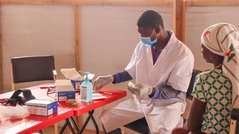 Un membre des équipes MSF en consultation avec une patiente dans la salle de triage du centre de santé de Bourzanga. Burkina Faso. 2020.
© Noelie Sawadogo/MSF