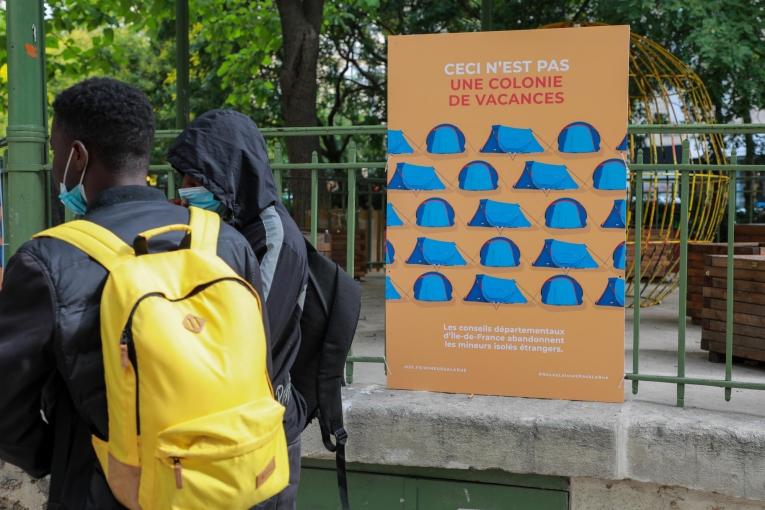 Une affiche de soutien réalisée à l'occasion de l'installation du camp de mineurs isolés étrangers à Paris. 2020.&nbsp;
 © Nicolas Guyonnet/MSF