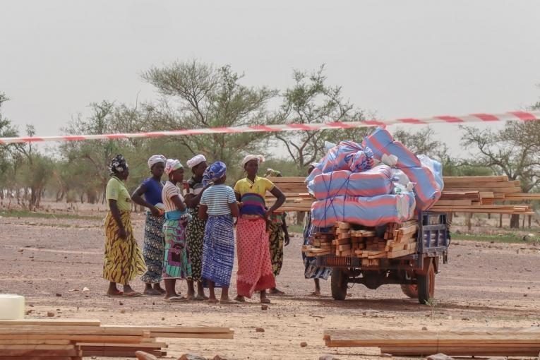 Une distribution de biens de première&nbsp;nécessité par les équipes MSF au Burkina Faso. 2020.&nbsp;
 © Noelie Sawadogo/MSF