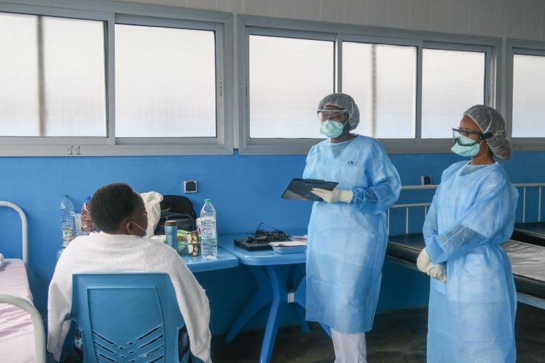 Le personnel médical assure une ronde dans le service des patients Covid-19, dans l'hôpital de Djoungolo à Yaoundé, au Cameroun.
 © MSF/Vanessa Fodjo