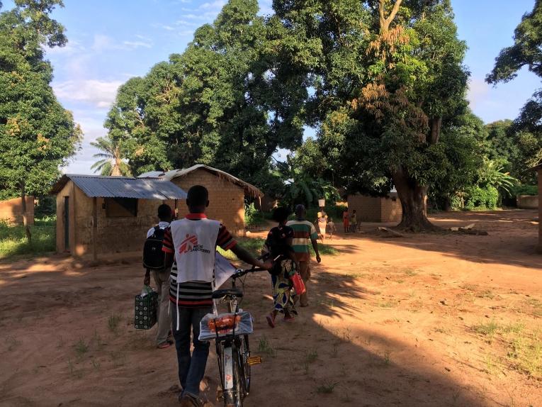 Une équipe MSF à Batangafo, en République centrafricaine, fait du porte-à-porte pour distribuer un traitement préventif contre le paludisme.
 © Lorène Giorgis/MSF