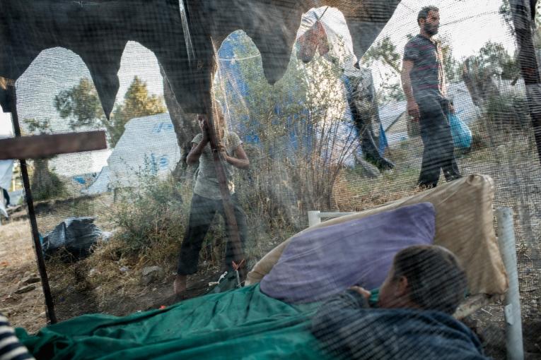 Plus de 13 000 migrants et demandeurs d'asile vivent dans des conditions précaires dans le camp de Moria, sur l'île de Lesbos. Il y a actuellement 42 000 demandeurs d'asile piégés dans les cinq hotspots des îles grecques.
 © Robin Hammond/Witness Change