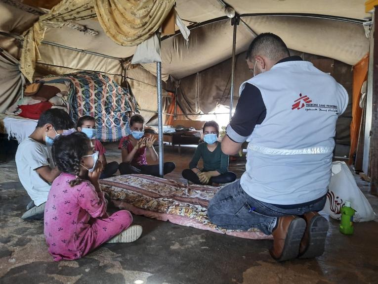 En Cisjordanie, Nader Owidat, conseiller-éducateur MSF, intervient auprès des enfants pour mener des actions de prévention de la Covid-19.
 © MSF