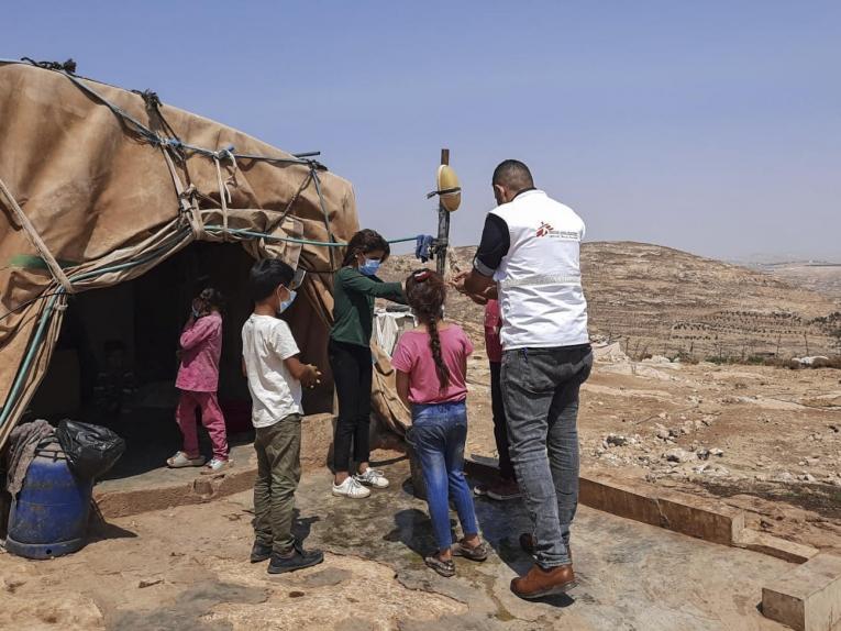 Dans le gouvernorat d’Hébron, Nader Owidat, conseiller-éducateur MSF, mène des activités de promotion de la santé auprès des enfants.
 © MSF