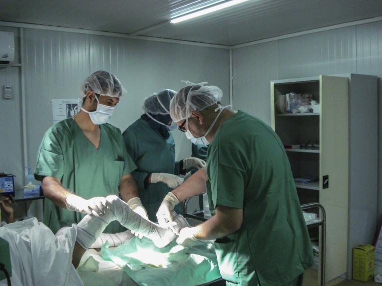 Un enfant victime de brûlures est pris en charge par les équipes MSF de l'hôpital de Qayyarah, le 6 décembre 2016.
 © Brigitte Breuillac/MSF