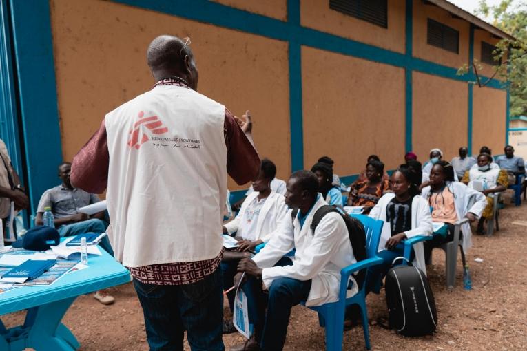 Séance de formation aux mesures de&nbsp;prévention et contrôle des infections auprès&nbsp;du&nbsp;personnel de l'hôpital Al Sabah de Juba.
 © Gabriele François Casini/MSF