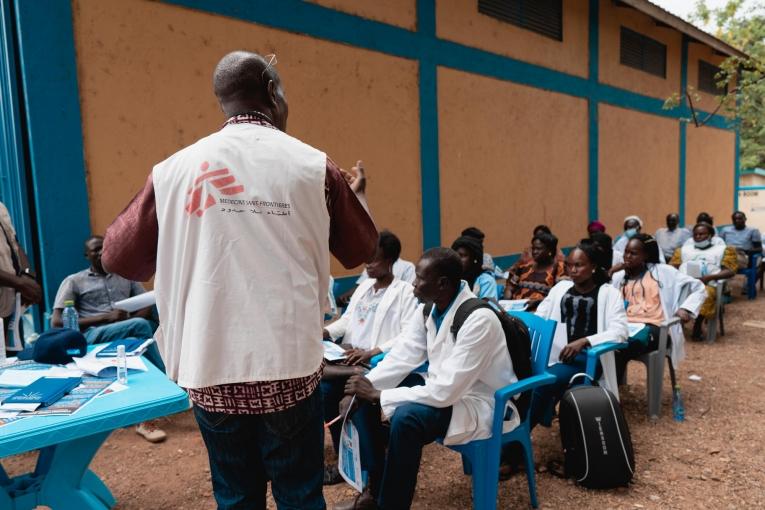 Séance de formation aux mesures de&nbsp;prévention et contrôle des infections auprès&nbsp;du&nbsp;personnel de l'hôpital Al Sabah de Juba.
 © Gabriele François Casini/MSF