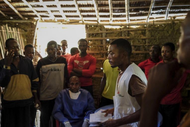 Le Dr Tathy&nbsp;organise la distribution de médicaments aux équipes du centre de santé de Bobua, pour le suivi des traitements des patients reçus en consultations, à l’issue de l’intervention de MSF dans la zone. Bobua, Equateur, RDC, 23 octobre 2020.
 © Caroline Thirion/MSF