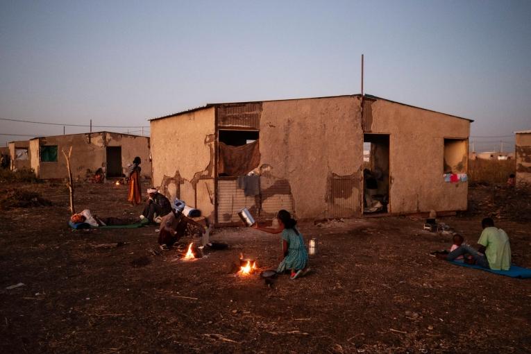 Fin de journée dans le village d'Al Hashaba, situé dans la région de Gedaref au Soudan, décembre 2020.
 © Thomas Dworzak/Magnum Photos