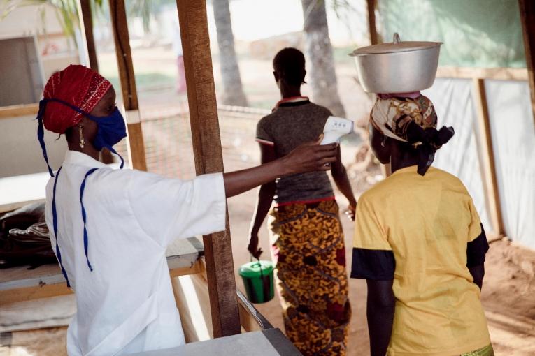 Le personnel de l’hôpital de Bambari contribue à réduire l’impact de la Covid-19 en identifiant les patients présentant des symptômes dès que possible. Mais les habitants de la RCA ont d’autres soucis et besoins médicaux plus urgents, tels que le paludisme et l’augmentation du taux de malnutrition chez les enfants.
 © Adrienne Surprenant/Collectif Item