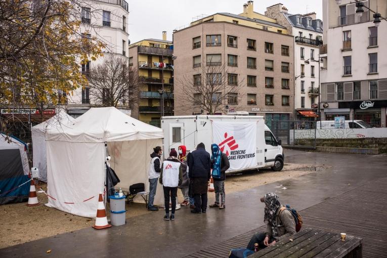 Composées d’un médecin, de deux infirmiers, d’un logisticien et d’un assistant social, les cliniques mobiles de MSF à Paris proposent des soins de santé primaire, des informations et des tests pour la Covid-19 aux personnes vivant à la rue.
 © Corentin Fohlen