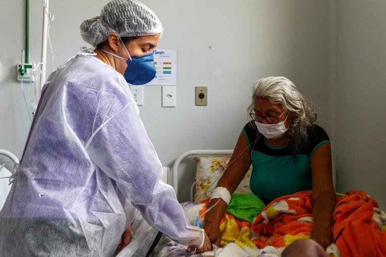 Une médecin MSF en consultation avec une patiente atteinte de la Covid-19 à&nbsp;l'hôpital de Tefé, dans l'État d'Amazonas au Brésil.&nbsp;
 © Diego Baravelli