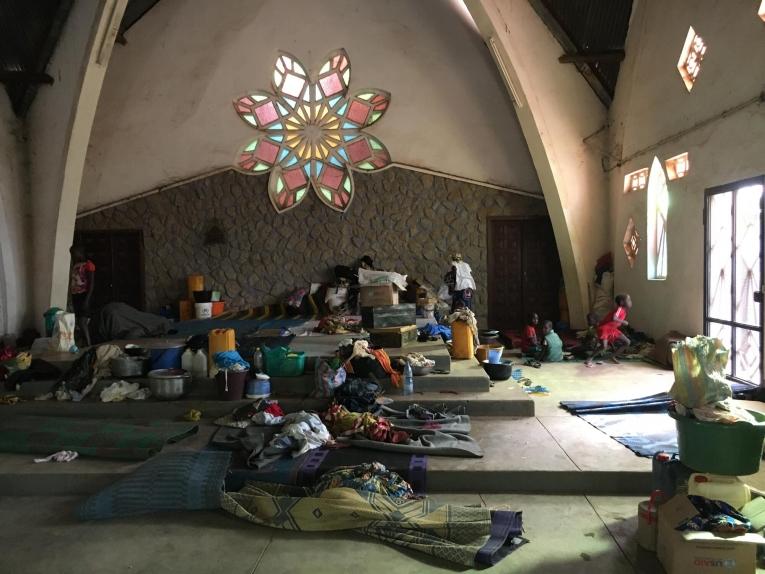 Près de la moitié des 8 000 déplacés&nbsp;de Bouar vivent dans l'ancienne cathédrale de la ville. République centrafricaine. 2021.&nbsp;
 © Vivien  Ngalangou/MSF
