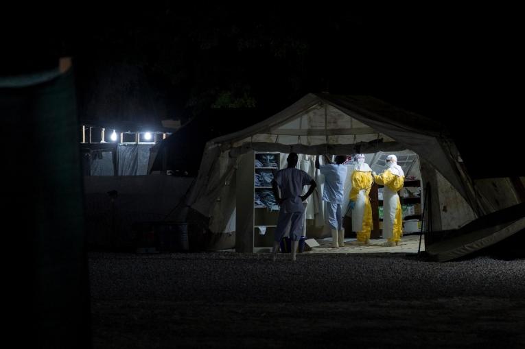 Prendre soin des patients jour et nuit dans un centre de traitement du virus Ebola de MSF en 2014 lors de la dernière épidémie d'Ebola en Guinée
 © Sylvain Cherkaoui/Cosmos