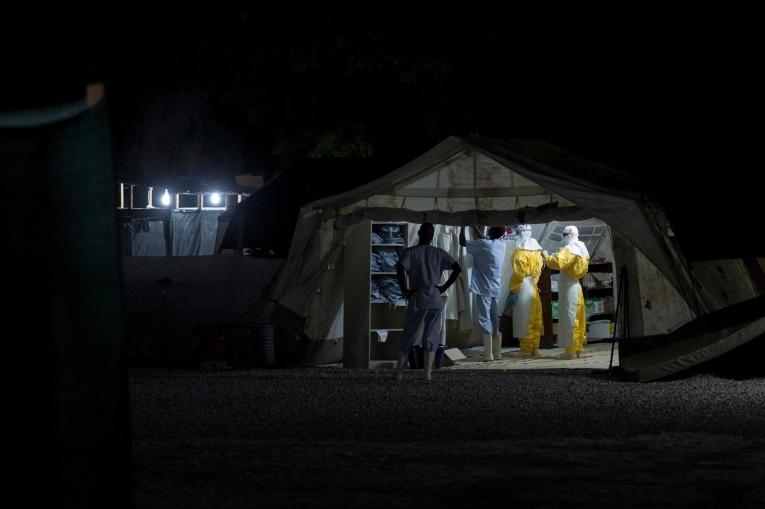 Prendre soin des patients jour et nuit dans un centre de traitement du virus Ebola de MSF en 2014 lors de la dernière épidémie d'Ebola en Guinée
 © Sylvain Cherkaoui/Cosmos