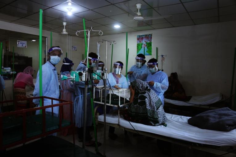 Un bébé est examiné par du personnel médical MSF dans un hôpital de Cox's Bazar. 2020. Bangladesh.
© Hasnat Sohan/MSF