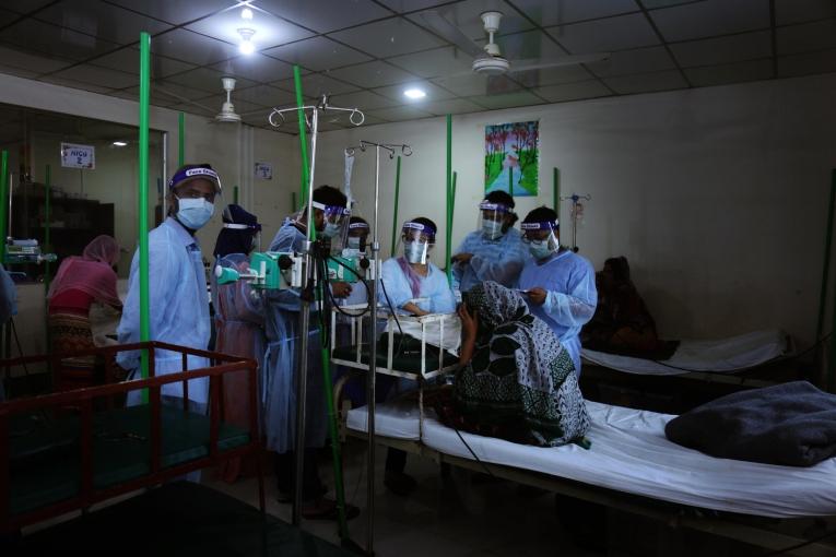 Un bébé est examiné par du personnel médical MSF dans un hôpital de Cox's Bazar. 2020. Bangladesh.


&nbsp;

 © Hasnat Sohan/MSF