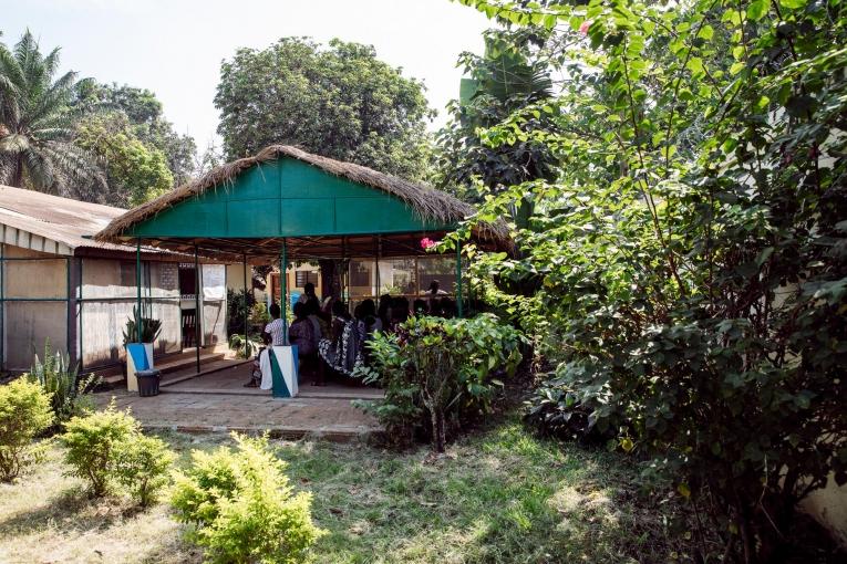 Évelyne Vene Toungou, assistante en santé au centre MSF de Tongolo à Bangui, organise une session de sensibilisation aux violences sexuelles et aux méthodes de contraception. République centrafricaine, 30 novembre 2020.
 © Adrienne Surprenant/Collectif ITEM