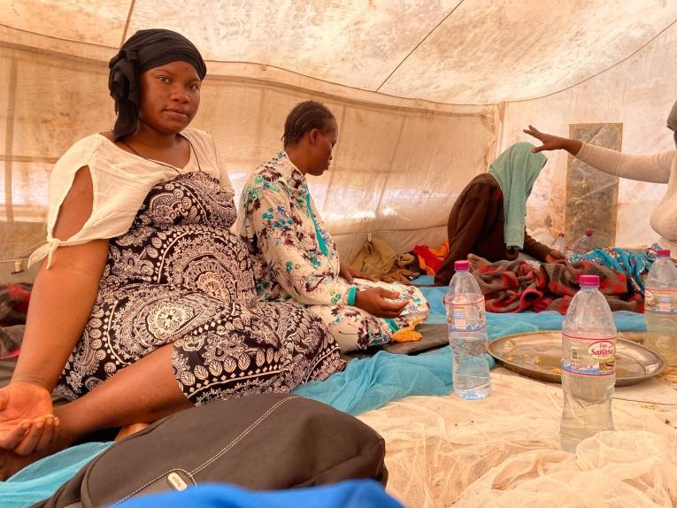 Safi dans la tente réservée aux femmes enceintes et à leurs familles à Assamaka. Niger. Mars 2021.&nbsp;
 © Mariama Diallo/MSF