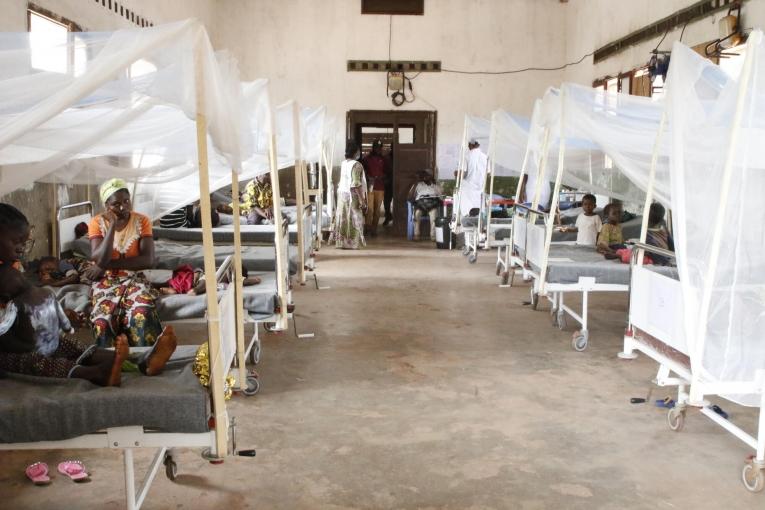 Service pour les patients atteints de rougeole dans l'hôpital général de Bosobolo, dans le nord Ubangi, en RDC, février 2021.
© Franck Ngonga/MSF